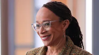 S. Epatha Merkerson trên 'Chicago Med' Lấy một trang từ 'Cử nhân vàng'