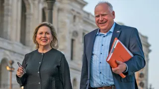 Vợ của Tim Walz là ai? Tất cả về Gwen Walz