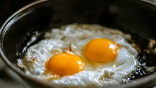 The Easy Way to Make Fried Eggs with Crispy Edges and Perfectly Cooked Yolks Every Time