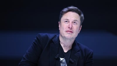 Những lá bài chống lại loài người Sues Elon Lik, nói SpaceX đang xâm chiếm đất của nó