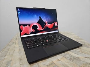 Cái nhìn đầu tiên: Lenovo ThinkPad X1 Carbon và X1 2-trong-1 khởi chạy lại với Intel Core Ultra