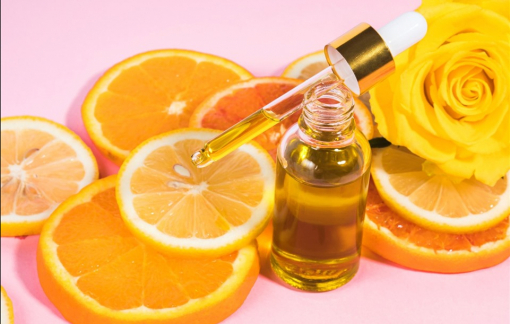 Lưu ý khi dùng serum vitamin C để cải thiện da xỉn màu