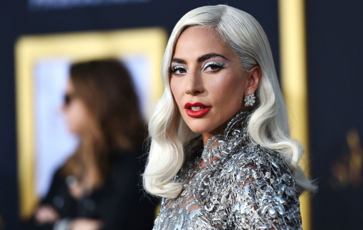 Lady Gaga bị chỉ trích vì quảng cáo thuốc trị đau đầu