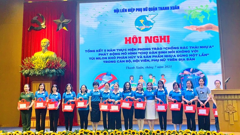 Hội LHPN quận Thanh Xuân: Ra mắt mô hình “Chợ dân sinh nói không với túi nilon khó phân hủy và sản phẩm nhựa dùng một lần”