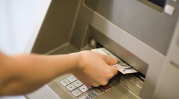 Rút tiền ở cây ATM bị nuốt thẻ: Nhớ nhấn ngay một nút này lấy lại dễ dàng, không sợ mất thẻ