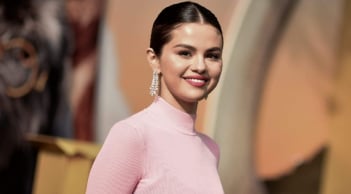 Selena Gomez thường xuyên tự tin khoe mặt mộc đẹp không tỳ vết, tất cả là nhờ những tips đơn giản sau