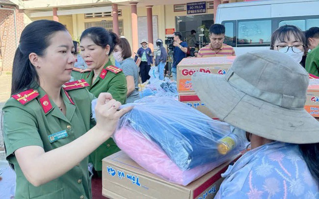 Đắk Lắk: Tặng 300 phần quà cho trẻ em và đồng bào nghèo