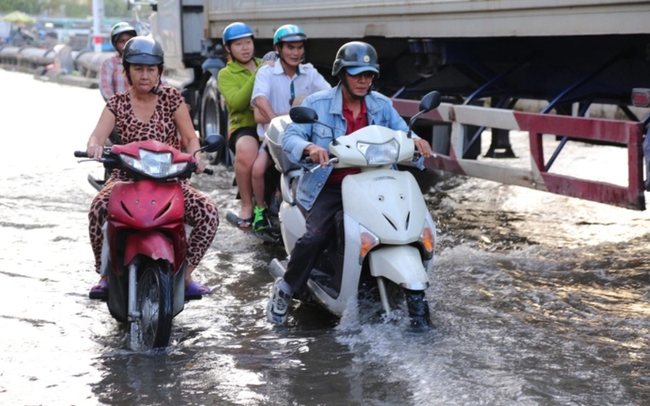 Người dân TPHCM chật vật đi lại trong ngày triều cường