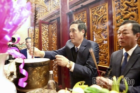 Offering incense to honor the Hung Kings in Lunar New Year 2024.