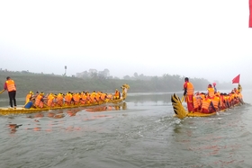 Exciting Dinh Hoi Boat Racing Festival