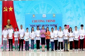 Trao học bổng khuyến học “Nâng bước em đến trường”