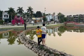 Nguy hiểm tình trạng trẻ em đùa nghịch tại kênh hồ Đồng Cận