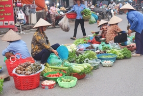 Giải tỏa, lập lại trật tự vỉa hè, lòng đường chợ Minh Phương