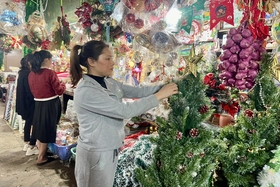 Brightly colored Christmas decorations market