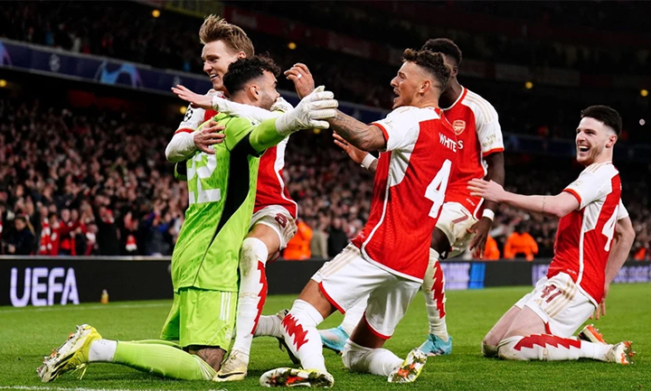 Arsenal và Barcelona vào tứ kết Champions League