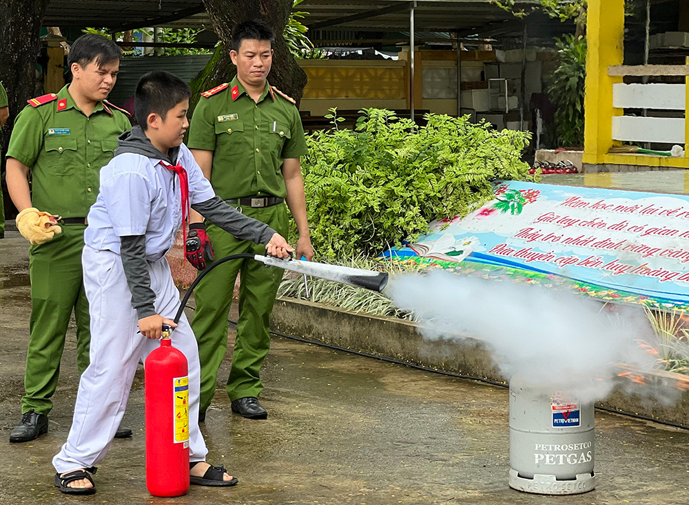 Chúng em làm lính cứu hỏa