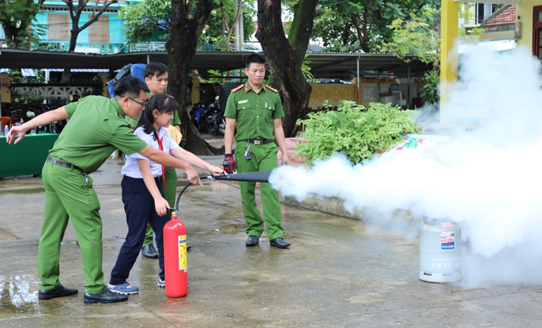 Hơn 500 học sinh trải nghiệm “Chúng em làm lính cứu hỏa”