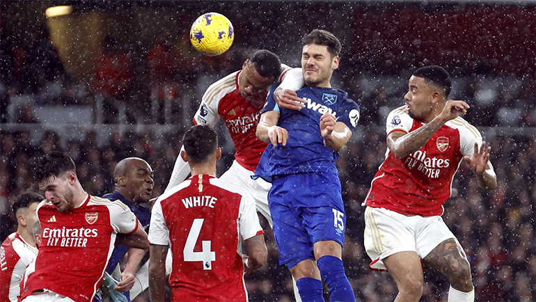 Arsenal đánh mất ngôi đầu Premier League