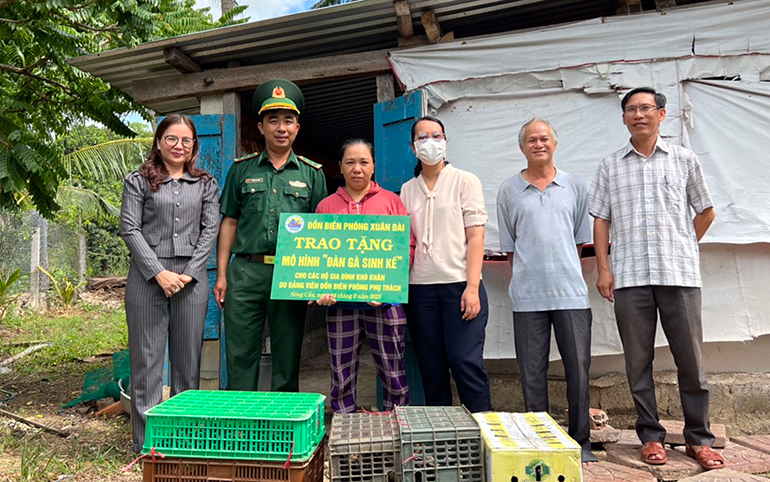 Trao tặng, chuyển giao mô hình Đàn gà sinh kế