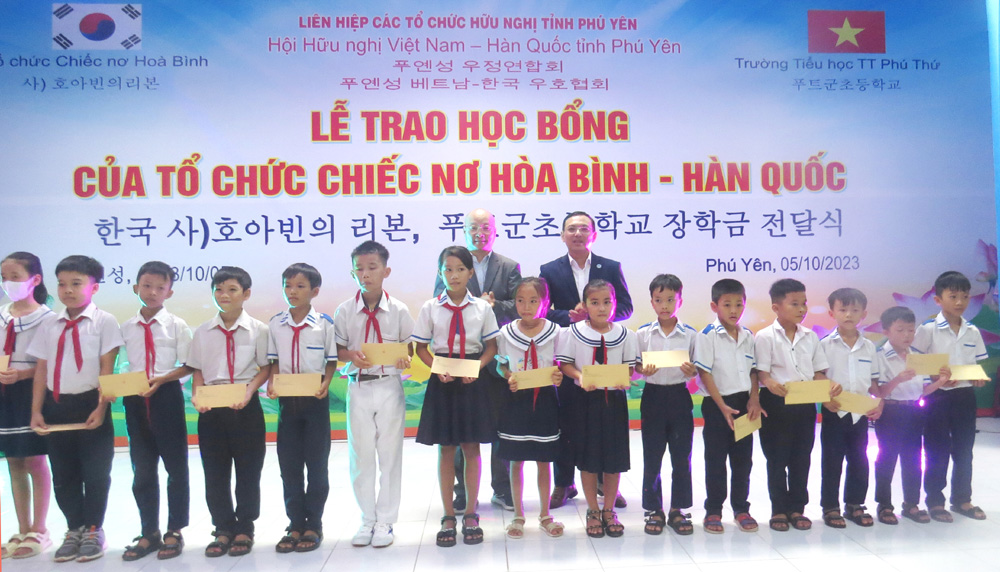 Trao 134 suất học bổng cho học sinh, sinh viên Tây Hòa