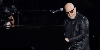 Billy Joel biểu diễn ca khúc mới và khép lại giải Grammy 2024 với “You May Be Right”