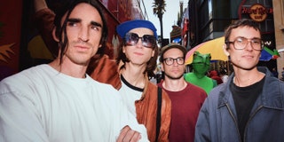 Diiv công bố album mới Ếch nước sôi, chia sẻ ca khúc mới “Túi giấy nâu”