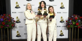 Phoebe Bridgers, trong phòng họp báo giải Grammy năm 2024 với Boygenius, nói với cựu giám đốc điều hành Neil Portnow rằng hãy “Rot in Piss”