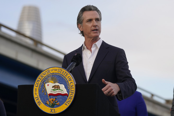 Gavin Newsom tăng cường lệnh cấm bóng đá cho giới trẻ