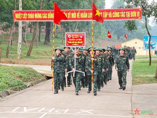 Chế độ phụ cấp thêm do kéo dài thời gian phục vụ tại ngũ được tính như thế nào?