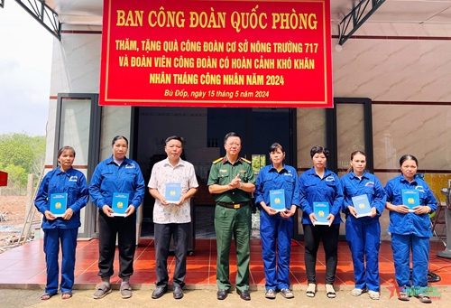 Ban Công đoàn Quốc phòng thăm, tặng quà trường hợp khó khăn Binh đoàn 16