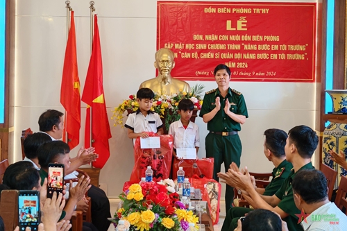 Đón, nhận con nuôi “Đồn Biên phòng” và tặng quà cho học sinh nghèo vượt khó