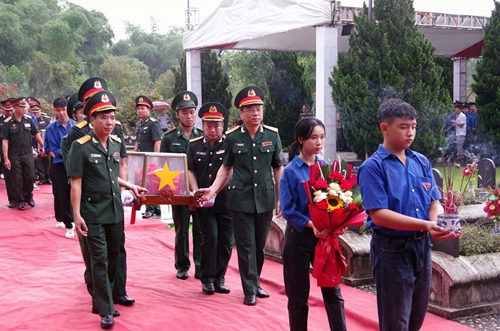 Hỗ trợ vận chuyển miễn phí hài cốt liệt sĩ và thân nhân đi cùng bằng đường sắt