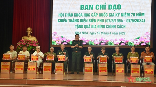 Ban chỉ đạo Hội thảo khoa học quốc gia về Chiến thắng Điện Biên Phủ trao quà tặng gia đình chính sách tỉnh Điện Biên