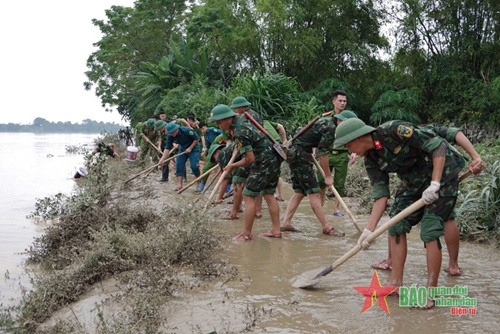 Thanh Hóa: Hơn 200 cán bộ, chiến sĩ giúp dân sau mưa lũ