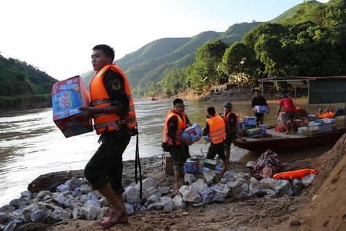 "Thần tốc" vào tâm lũ Bắc Hà