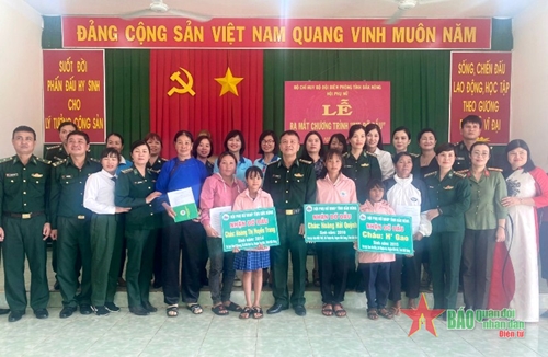 Hội Phụ nữ Bộ đội Biên phòng tỉnh Đắk Nông nhận đỡ đầu học sinh có hoàn cảnh khó khăn