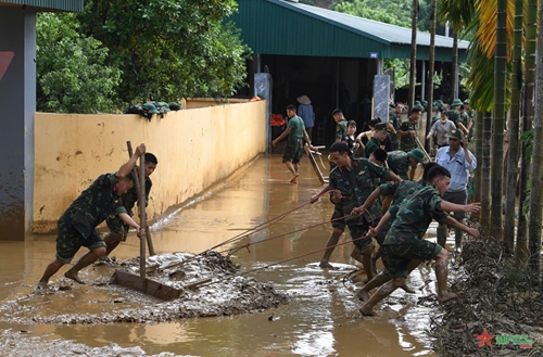 Tình người bên dòng sông Thao