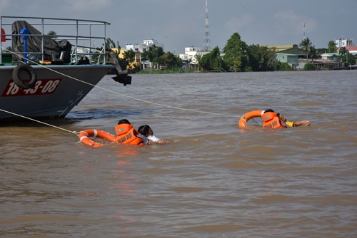 Kinh nghiệm giúp bộ đội nhanh biết bơi và đúng kỹ thuật