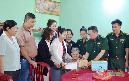 Bộ đội Biên phòng tỉnh Đắk Lắk: Thăm và tặng quà Mẹ Việt Nam Anh hùng Nguyễn Thị Xuân