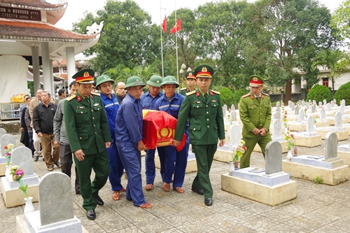 Sư đoàn 968 (Quân khu 4) truy điệu và an táng hài cốt liệt sĩ