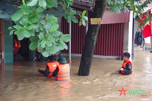 Hàng nghìn bộ đội, dân quân tham gia khắc phục hậu quả lũ lụt ở Yên Bái