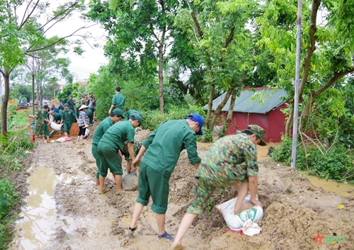 Cán bộ, chiến sĩ Nhà máy Z49 giúp dân chống lũ