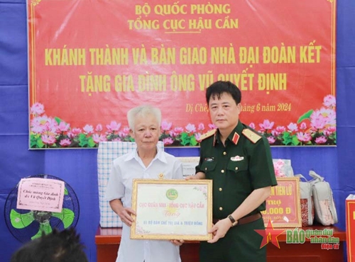 Cục Quân nhu (Tổng cục Hậu cần) bàn giao “Nhà đại đoàn kết” tại tỉnh Hưng Yên