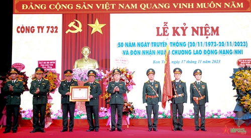 Công ty 732 (Binh đoàn 15) đón nhận Huân chương Lao động hạng Nhì