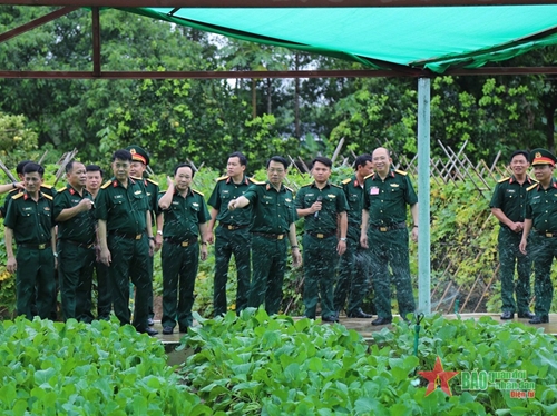 Binh chủng Tăng thiết giáp bế mạc hội thi “Doanh trại chính quy, xanh, sạch, đẹp” năm 2024