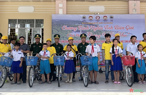 Trao hơn nửa tỉ đồng tặng các gia đình khó khăn ở Cà Mau