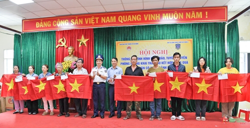 Vùng Cảnh sát biển 2: Trao 30 suất quà tặng ngư dân thành phố Đà Nẵng