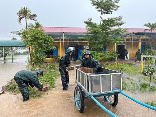 Huy động gần 100 cán bộ, chiến sĩ giúp dân khắc phục hậu quả mưa bão