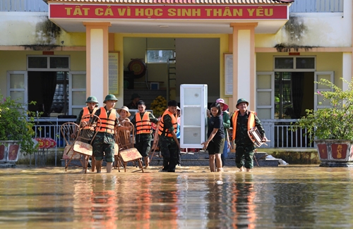 Tình quân dân nơi rốn lũ Hạ Hòa