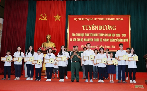 Bộ CHQS TP Hải Phòng tuyên dương học sinh tiêu biểu, xuất sắc